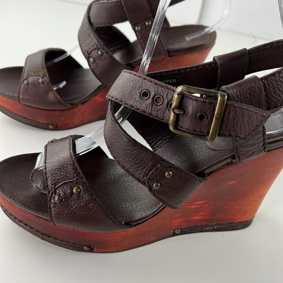 Le Chateau brown leather strappy wedges - Picture 4 of 11